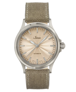 Sinn 556, με ιδιαίτερο καντράν στο χρώμα της άμμου Ref. 556.0122